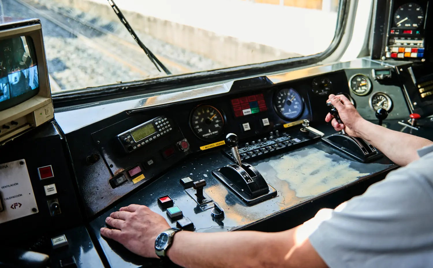 Innenansicht der Pilotenhände und der Instrumententafel im Cockpit eines alten Zuges